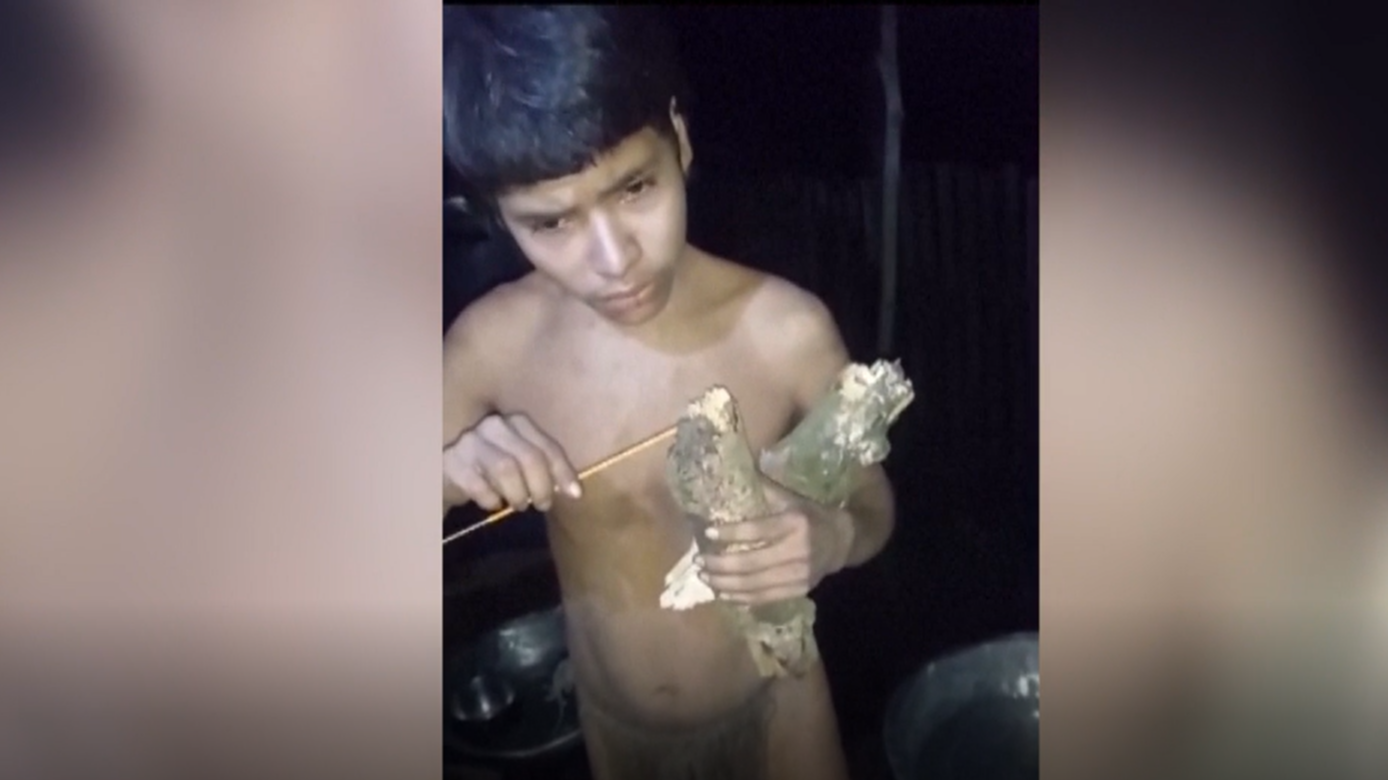 Un joven indígena de una tribu aislada, captado acercándose a una aldea