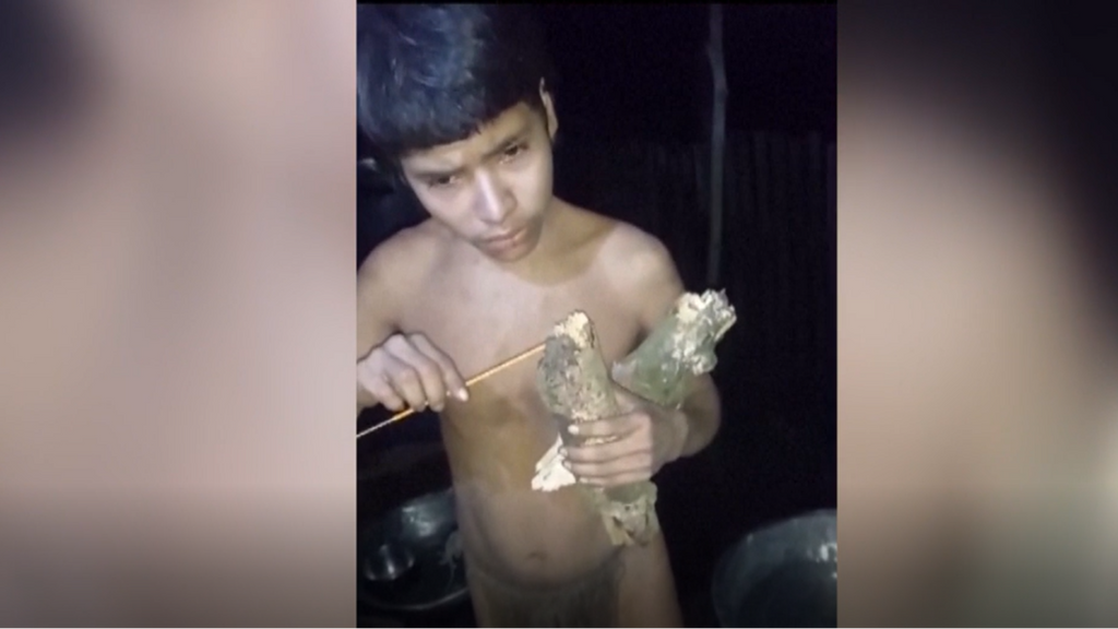 Un joven indígena de una tribu aislada, captado acercándose a una aldea