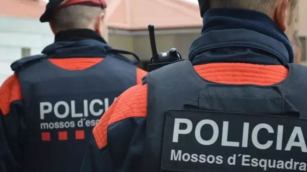 Detenido un joven de 18 años tras amenazar con matar a su familia y atrincherarse en su casa en Barcelona