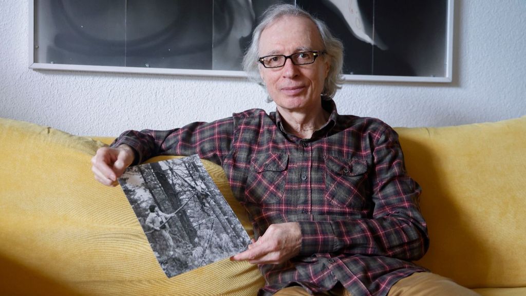 El fotógrafo de EFE Alberto Martín, con una imagen del accidente del Monte Oiz