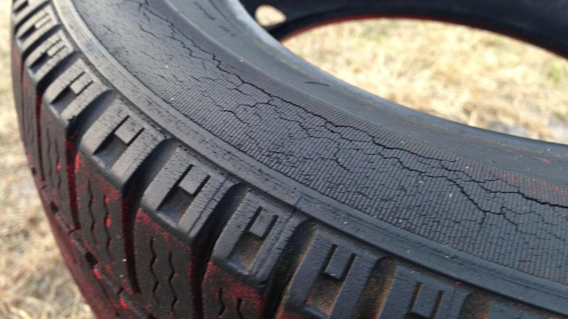 Este neumático tiene el flanco cuarteado, debería sustituirse cuanto antes