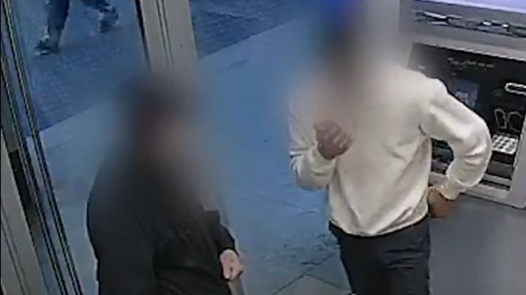 Joven robando a un anciano en un cajero de Barcelona