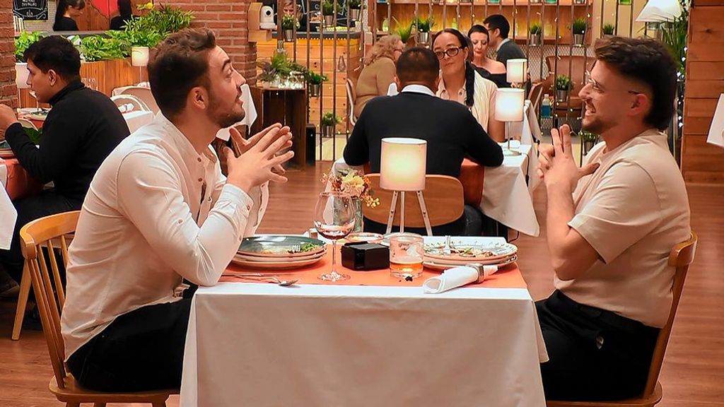 Aarón y Daniel durante su cita en 'First Dates'