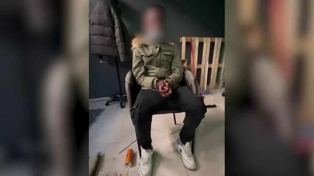 El menor en uno de los vídeos que grababa la banda.