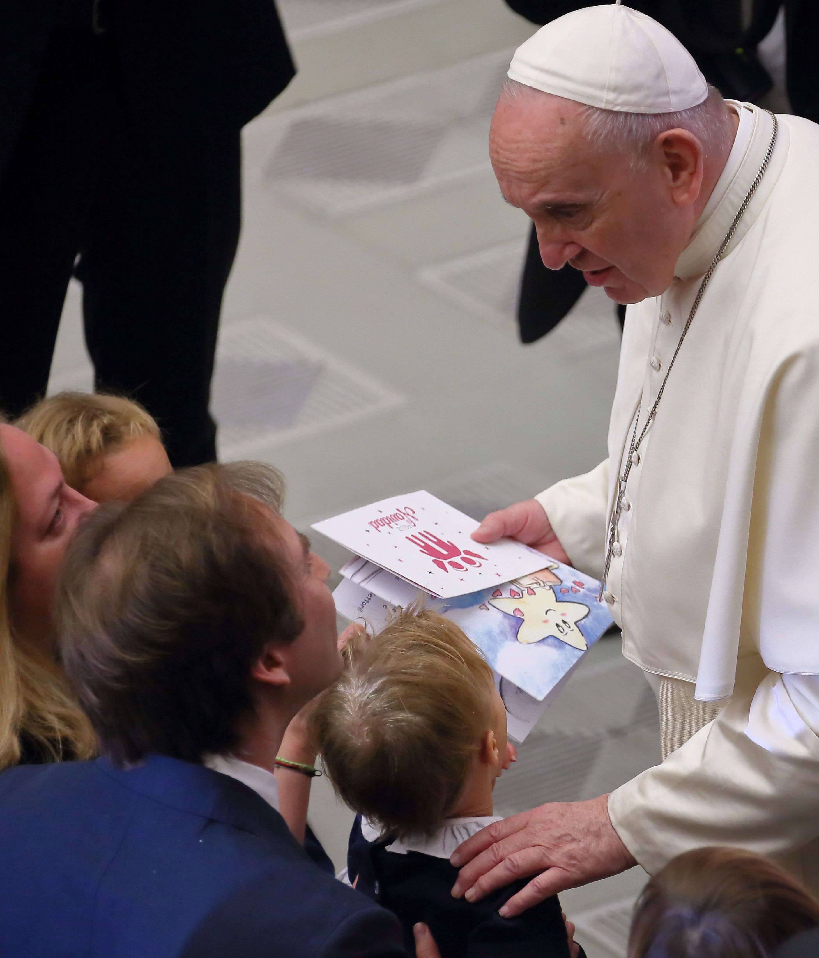 El papa Francisco recibe a un grupo de niños en el Vaticano