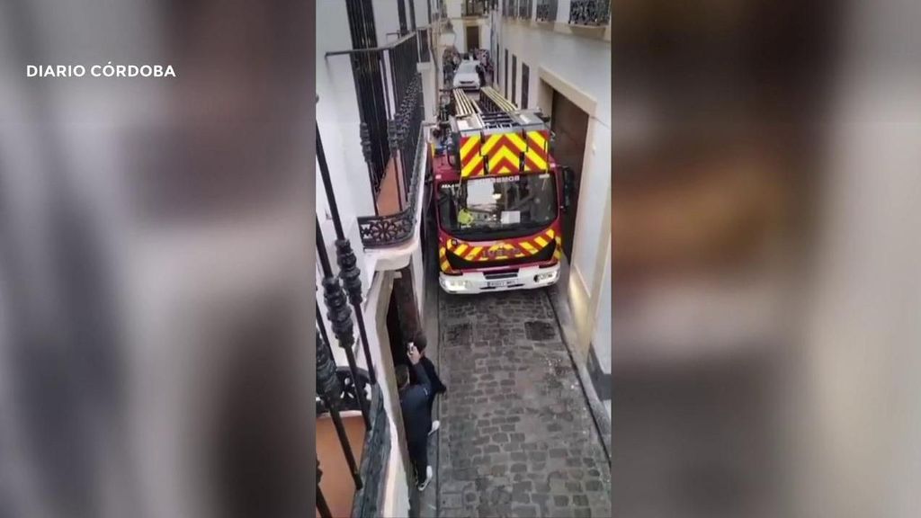 Un camión de bomberos, atascado en una calle de la Judería de Córdoba cuando iba a un servicio
