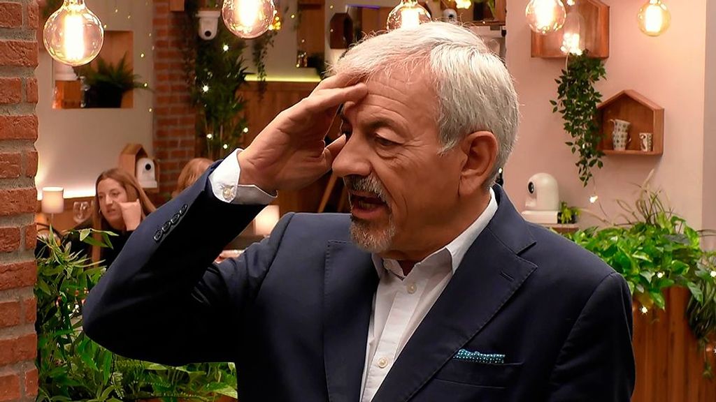 Carlos Sobera alucina con la edad de un soltero de ‘First Dates’: “La madre que me parió”