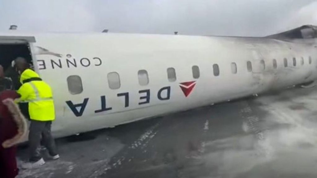 Un avión de Delta Airlines vuelca al aterrizar en Toronto: hay 18 heridos