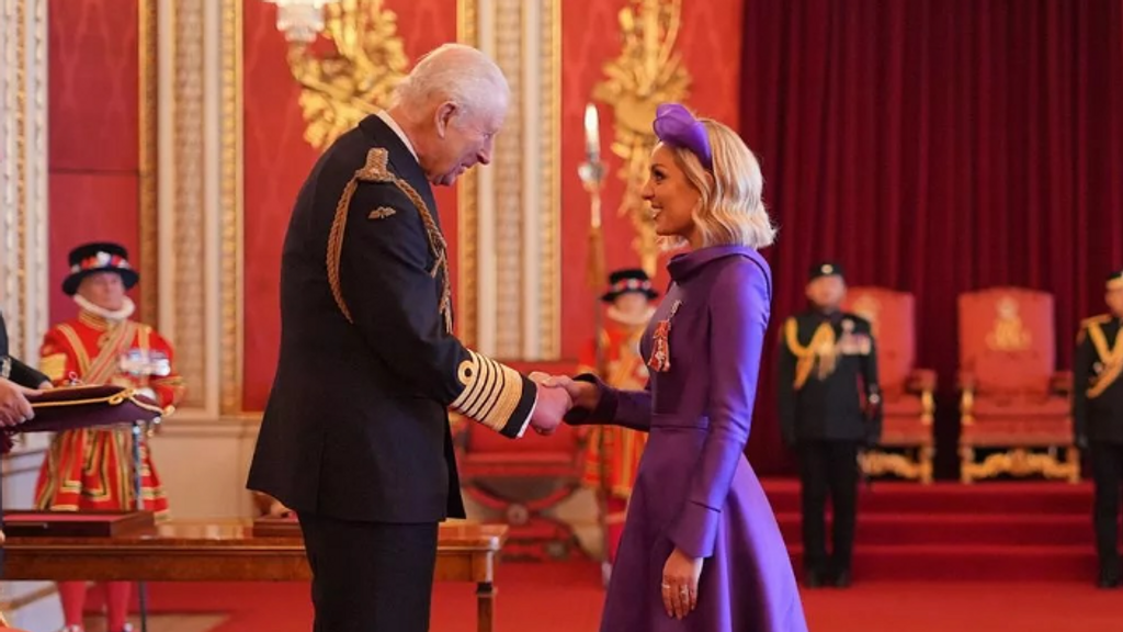 El Rey Carlos III y Amy Dowden