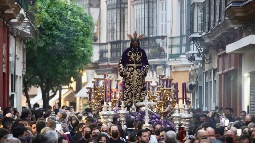 El señor soberano de la Hermandad de los Panaderos en una procesión en Sevilla
