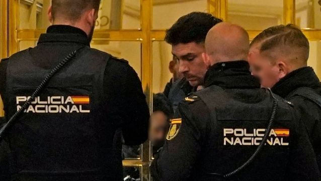 Jacobo Ostos habla con la policía tras lo sucedido