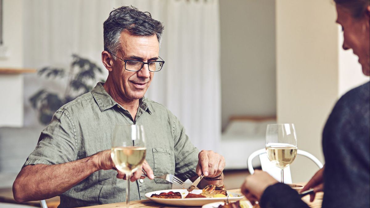 La hora a la que debes cenar a partir de los 50 años, según Harvard