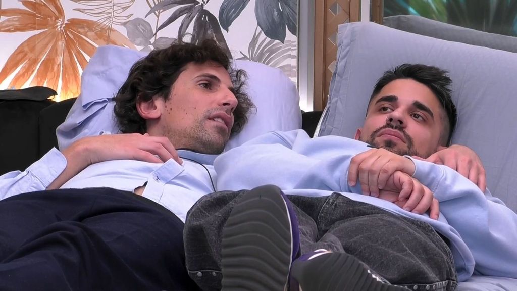 Miguel Frigenti y Óscar Landa en la cama