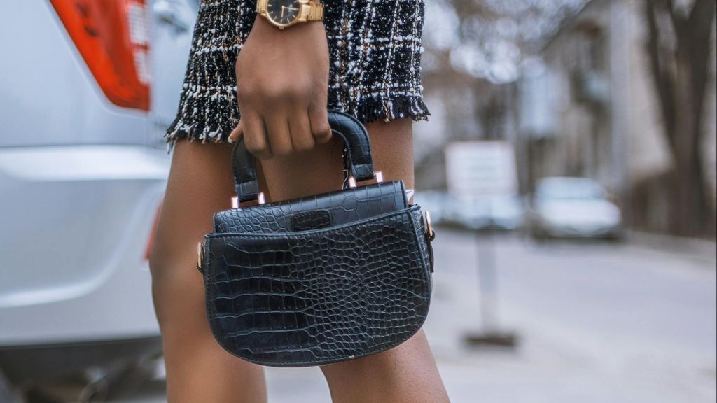 Mujer con bolso de mano