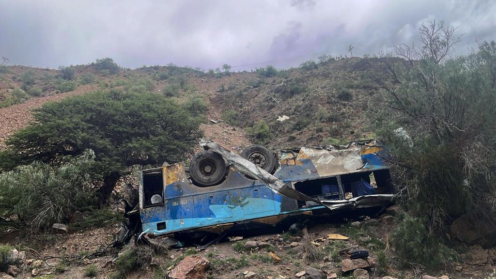 Tragedia en Bolivia: una treintena de muertos tras caer un autobús por un barranco de casi 800 metros de altura
