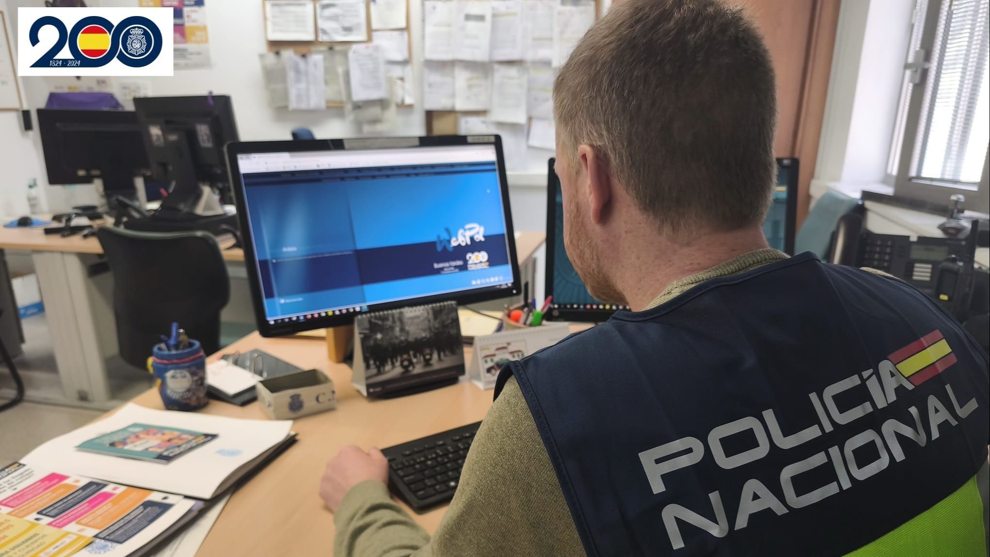 Un agente de la Policía Nacional