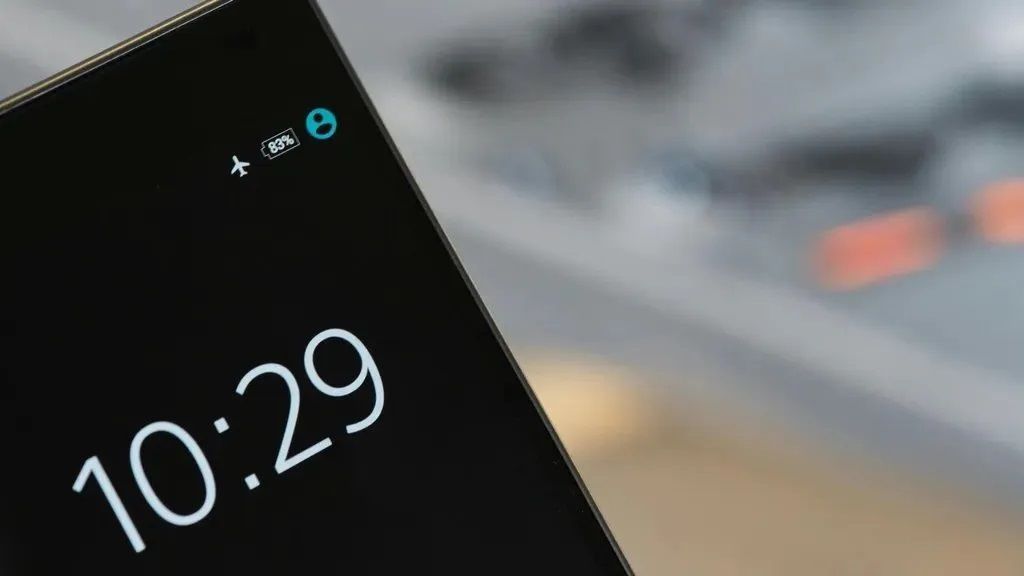 Un teléfono en modo avión para ahorrar costes de roaming