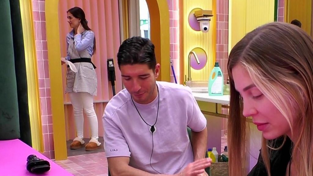 Maica no da crédito con el acercamiento de Álex Ghita a Romina: "Qué cucaracho..."