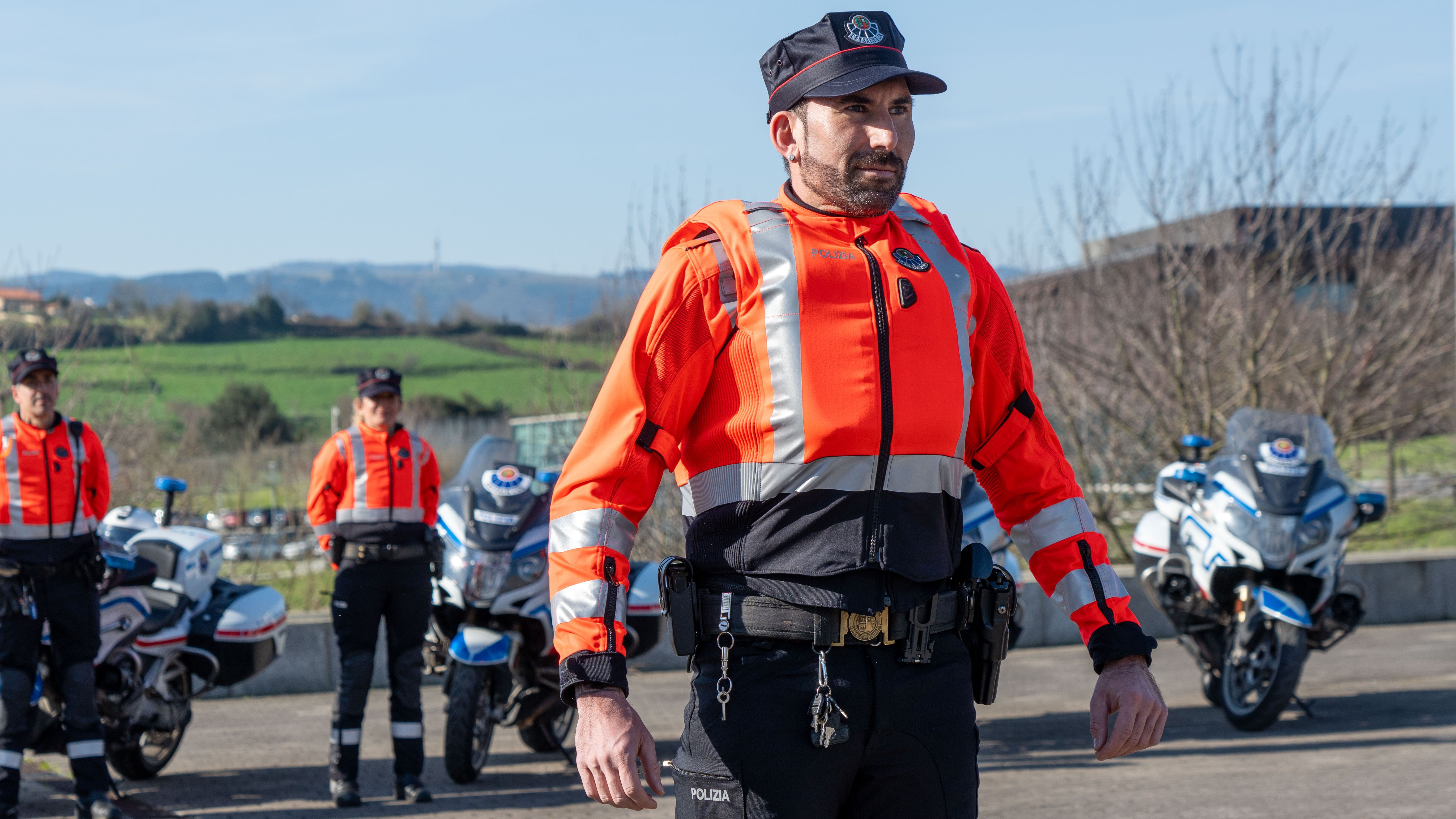 Además del airbag, los nuevos trajes incluyen mejores tejidos y protecciones enhombros, codos, rodillas, caderas y espalda
