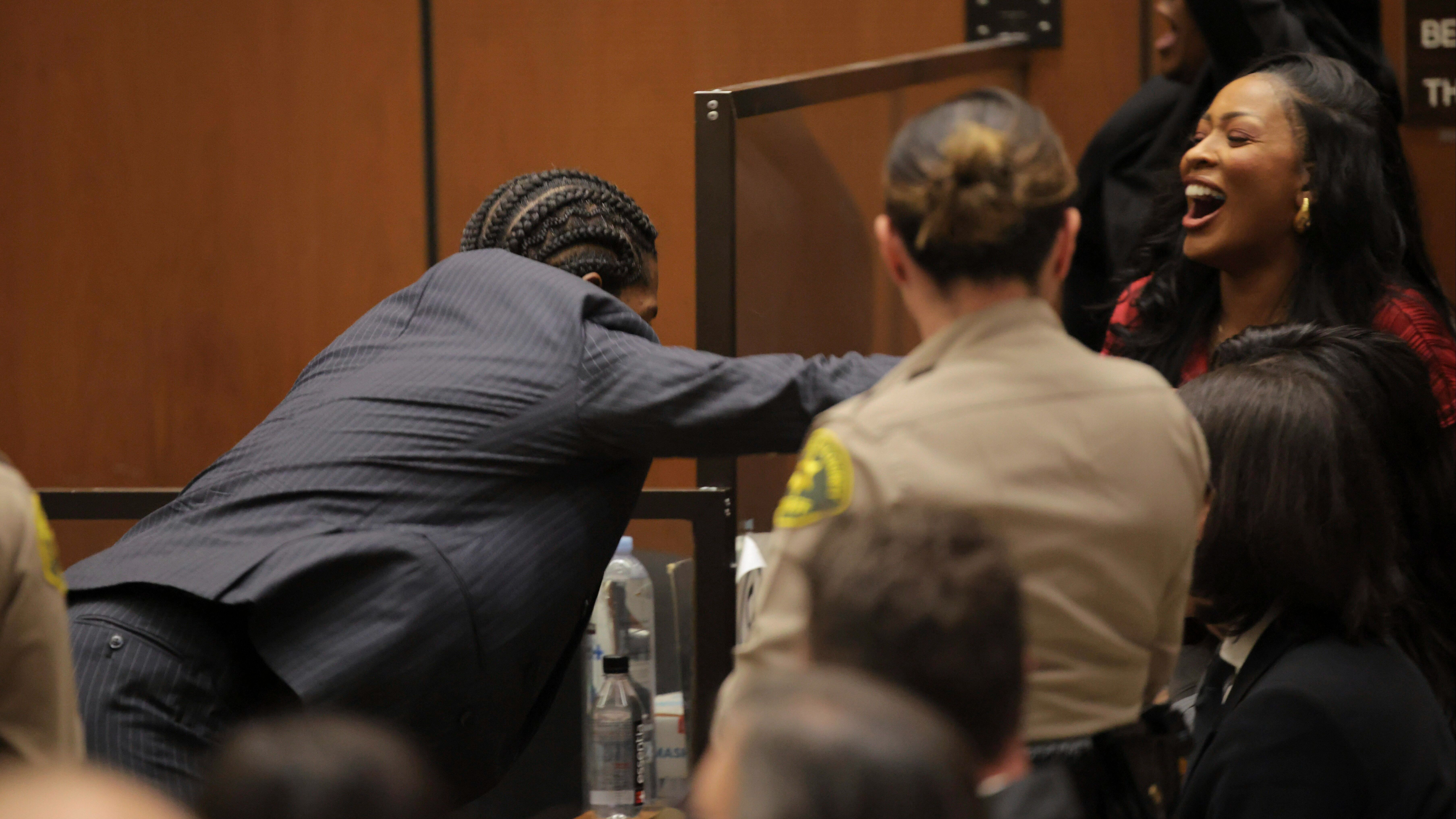 Asap Rocky, yendo a abrazar a su madre, hermana y a Rihanna.