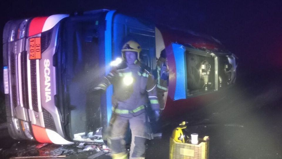 El camin cisterna de gasolina volcado tras accidentarse en Gurb, Barcelona