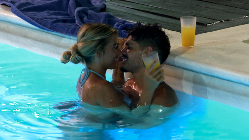 Érika y Álvaro, más cerca que nunca en la piscina en 'Villa Montaña': "Me atraes, pero no sé si confiar en ti"