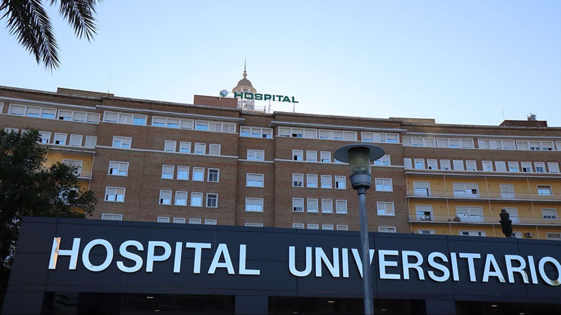 Fachada principal del Hospital Universitario Virgen del Rocío de Sevilla