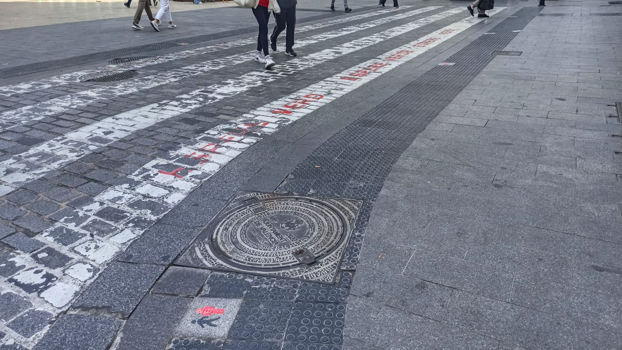 Las baldosas están colocadas a cuatro metros de distancia