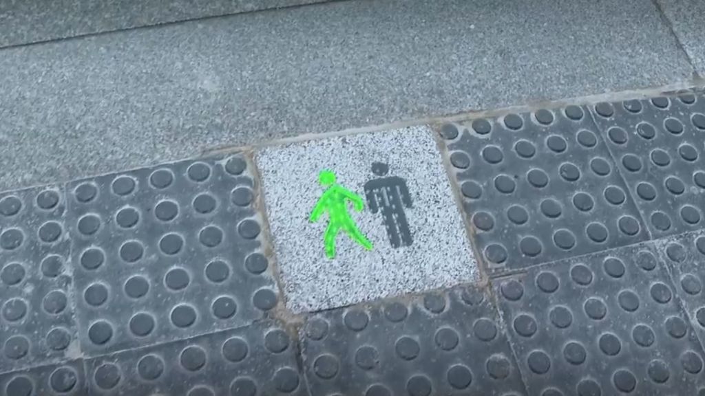 Las baldosas luminosas se han colocado en un paso de cebra en la plaza de la Reina