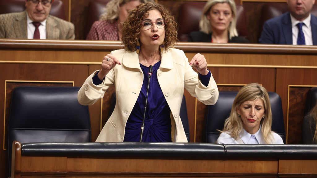 Los gestos de María Jesús Montero y Yolanda Díaz en el Congreso por la tributación del SMI: “La cara era el espejo del alma”