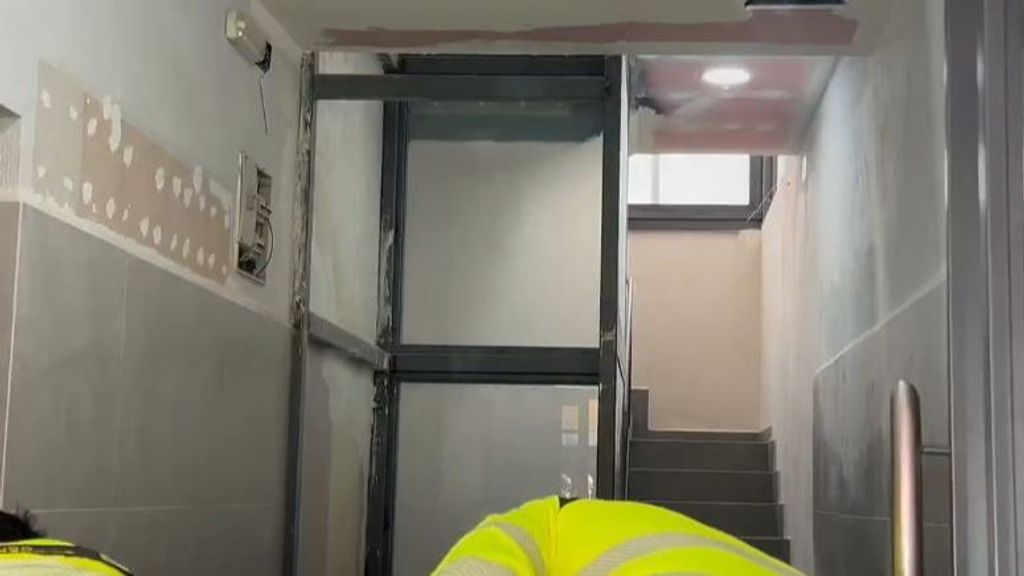 Muere un hombre en Madrid tras caer al foso de un ascensor mientras intentaba tirar a su mujer, que está grave