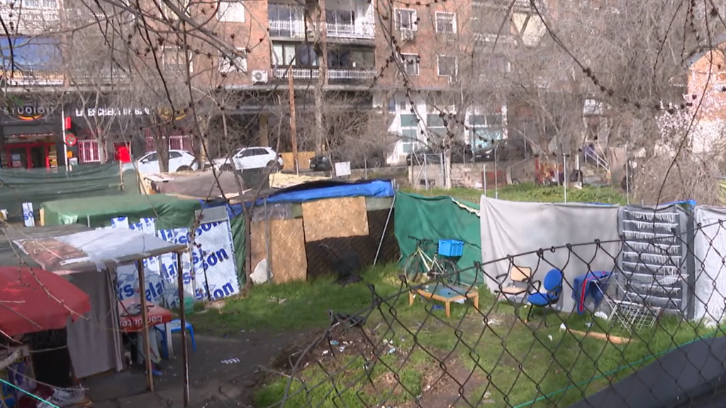 Un poblado chabolista en el centro de Madrid: denuncian ruidos y suciedad en un asentamiento de 200 personas