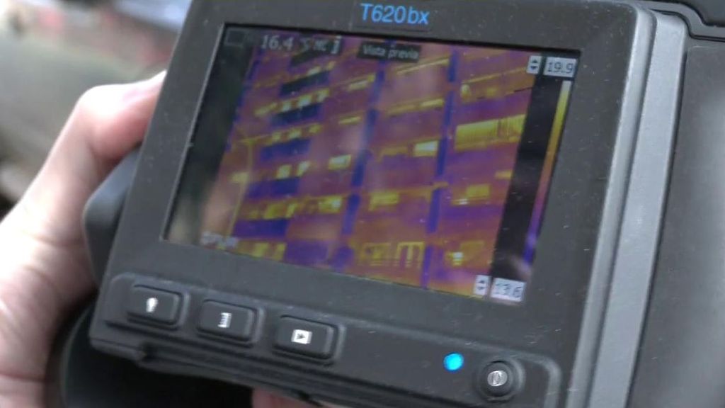 Una cámara termográfica detecta las fugas de calor de un edificio.