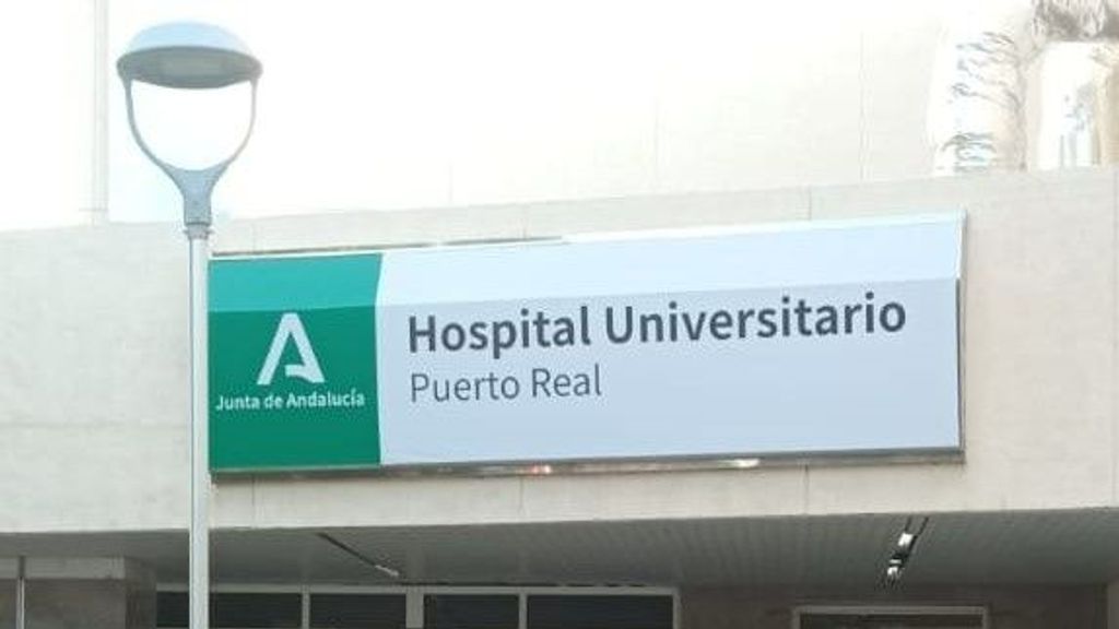 Una mujer agrede y estampa una puerta a una auxiliar de enfermería en el Hospital Universitario de Puerto Real