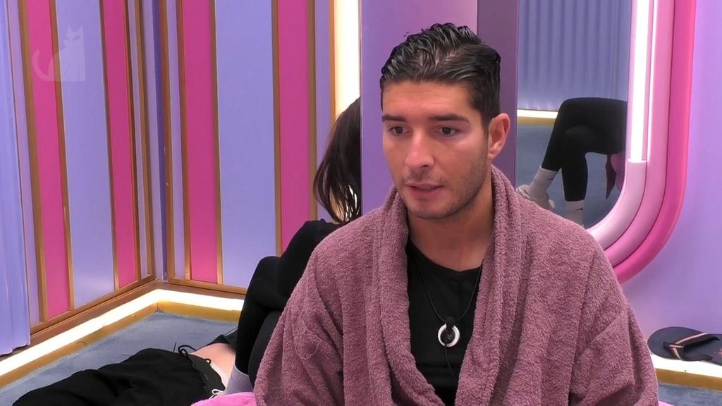 Alex Ghita habla espalda contra espalda en el vestidor con Marieta