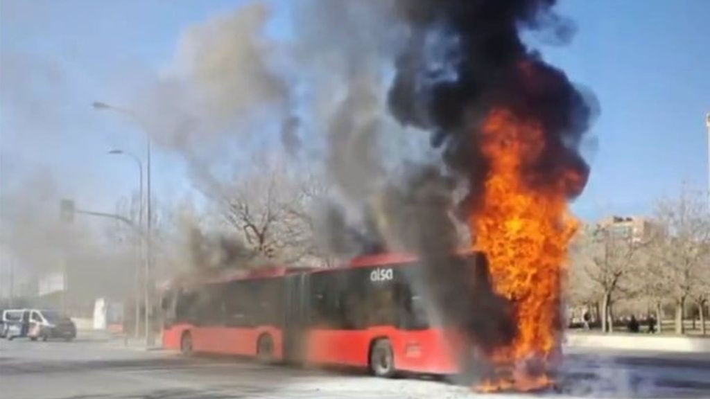 Autobús envuelto en llamas
