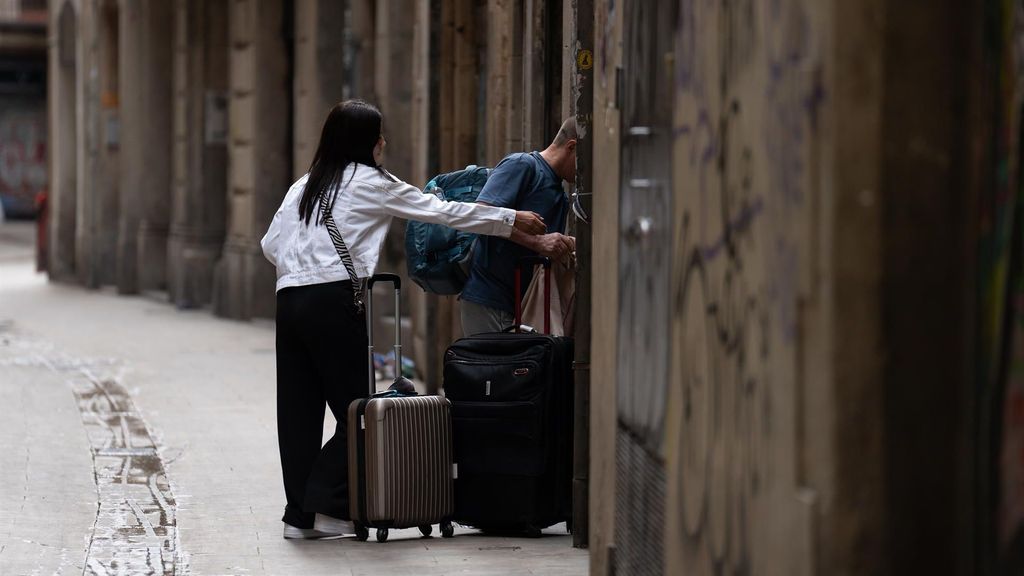 Dos turistas con maletas en el centro de Barcelona