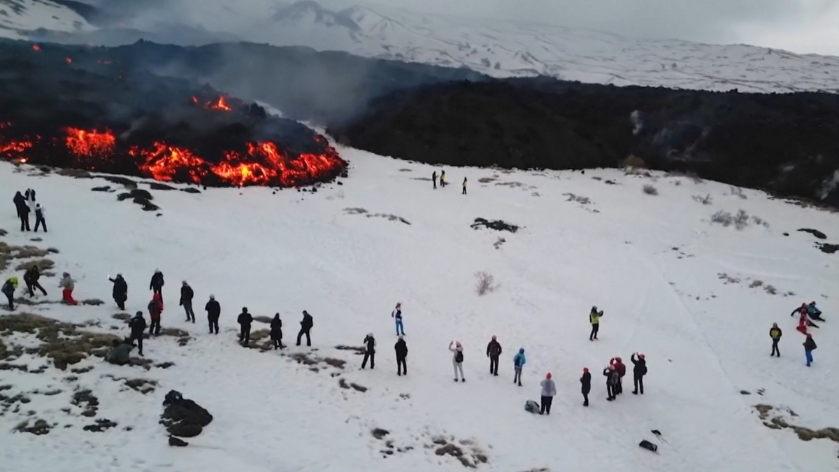 El volcán Etna, una víctima más del turismo masivo: muchos acuden para sacarse la foto perfecta con la lava