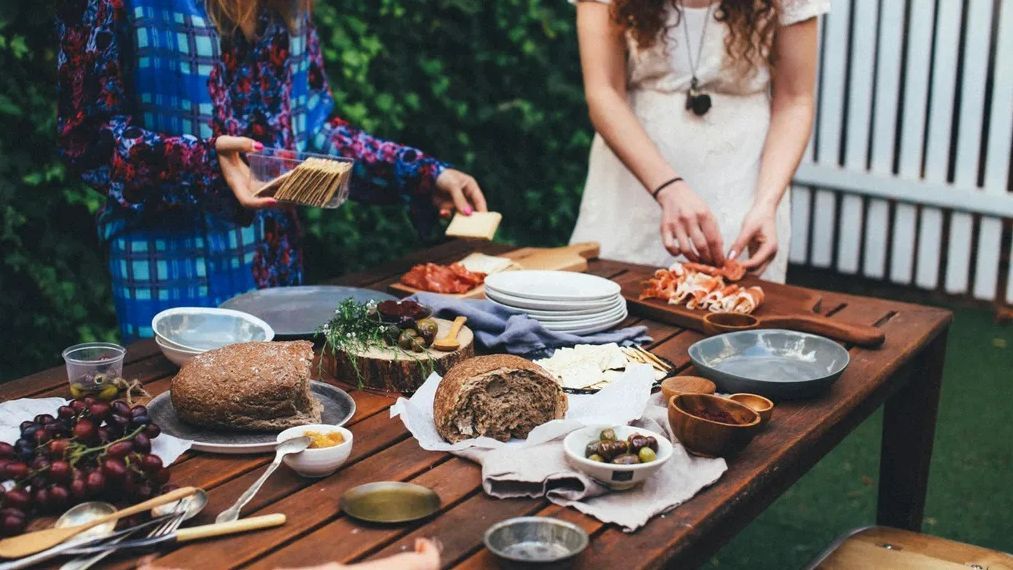 Es importante prepararse de cara a las comilonas con amigos