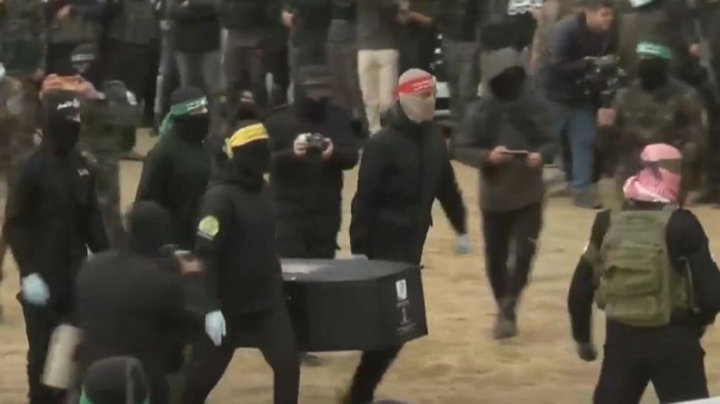 El macabro espectáculo de Hamás: entrega los ataúdes con los cuerpos de cuatro rehenes