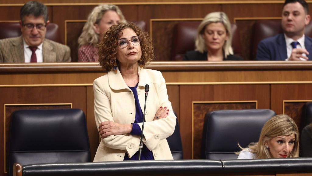 La vicepresidenta primera y ministra de Hacienda, María Jesús Montero, de pie en el Congreso de los Diputados