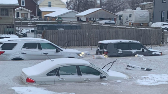 Las calles de Detroit inundadas con agua congelada.