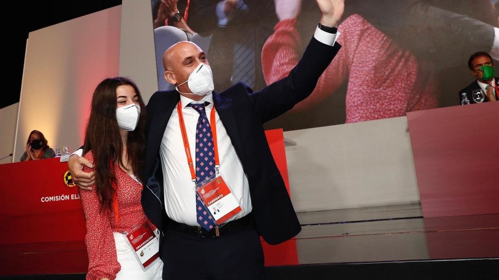 Luis Rubiales junto a su hija tras ser reelegido presidente de la RFEF