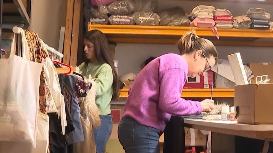 Sarai y María trabajando en el taller