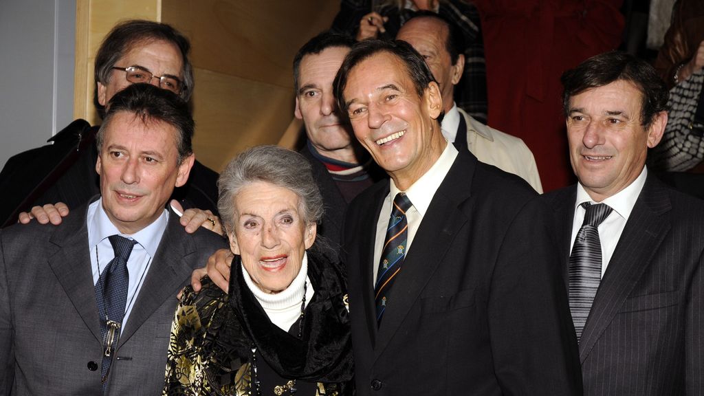 Tony Isbert junto a su madre y sus hermanos