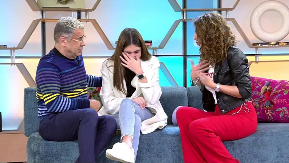 Ana se rompe en directo por su timidez