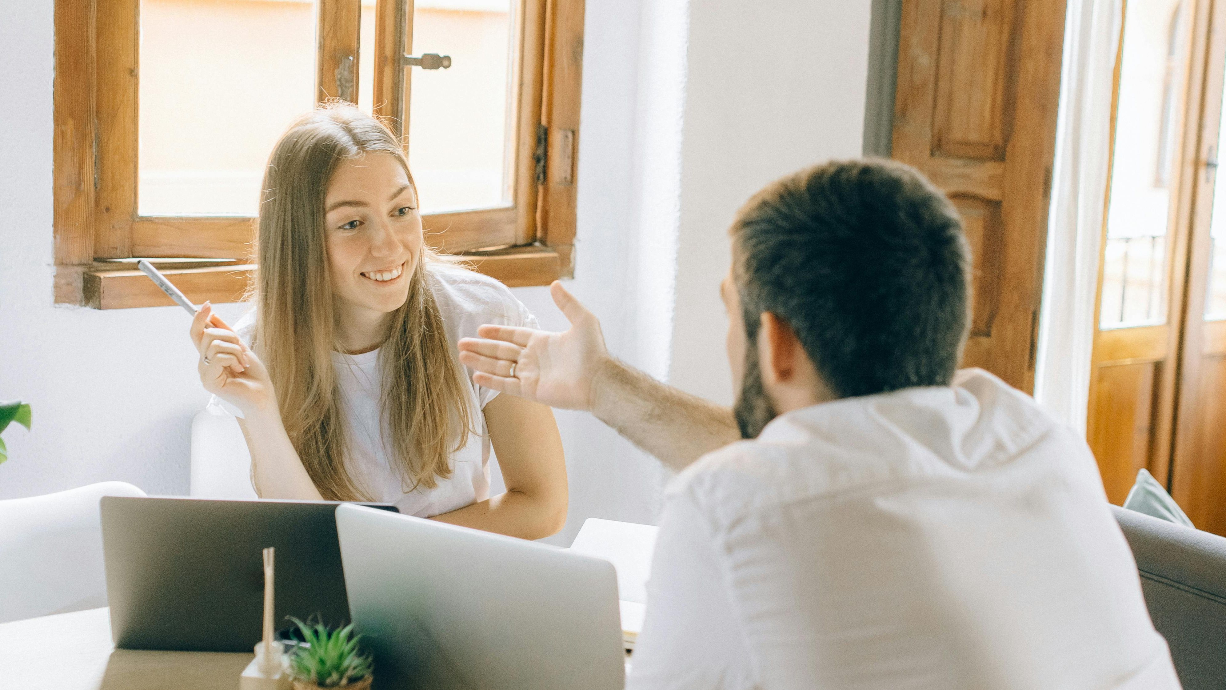 Hay quien aplica esta regla al comienzo de la convivencia. FUENTE: Pexels