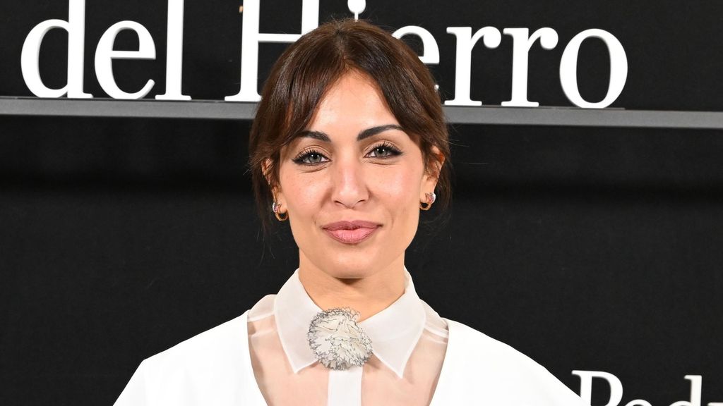 Hiba Abouk en la alfombra roja de Pedro del Hierro