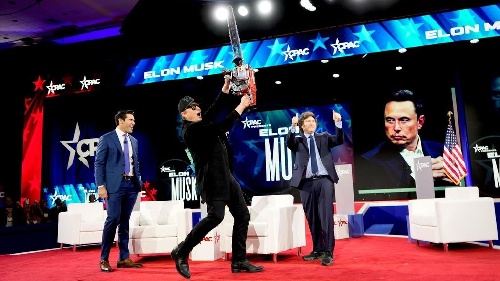 Javier Milei sorprende a Elon Musk en EEUU con un regalo lleno de simbolismo: una flamante motosierra