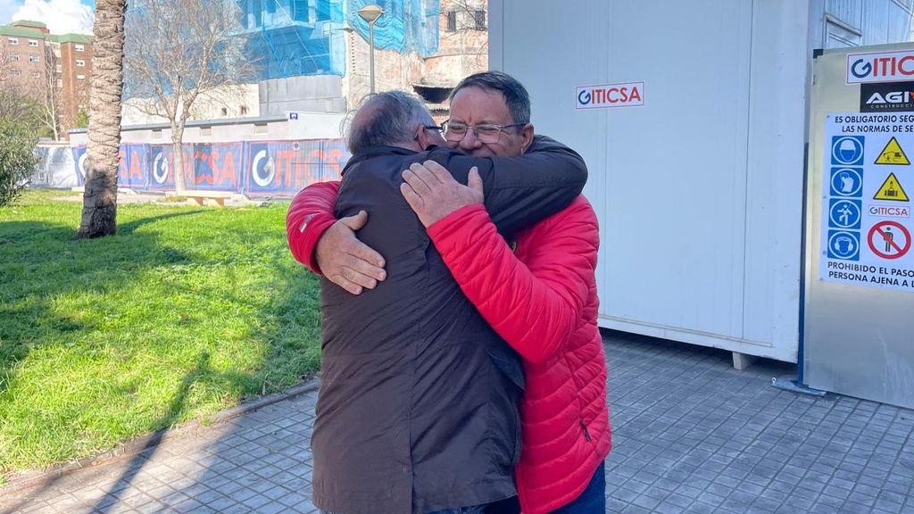 Julián recibe el abrazo de un vecino junto al edificio